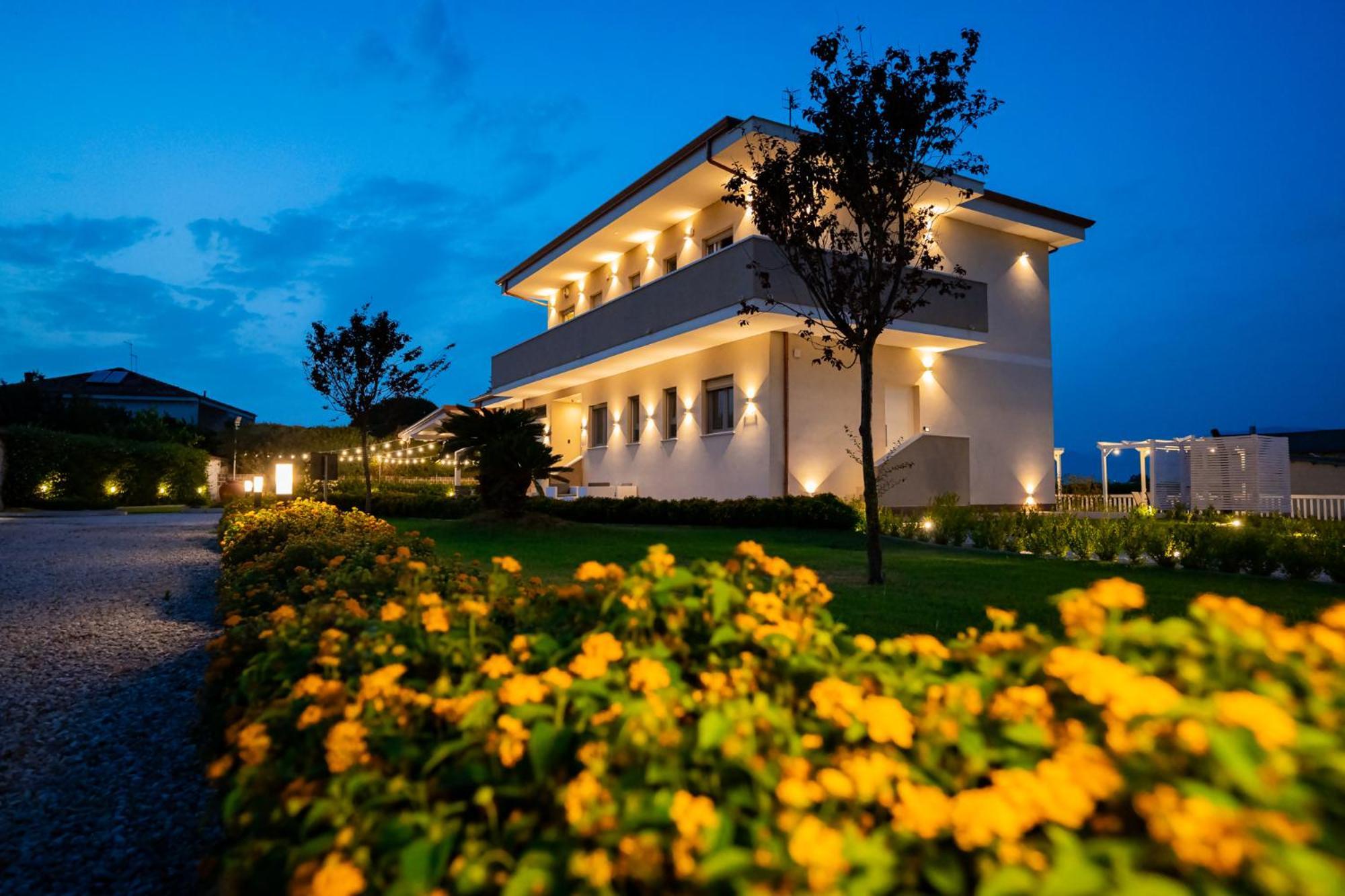Villa Zefiro Suites & Events Battipaglia Bagian luar foto