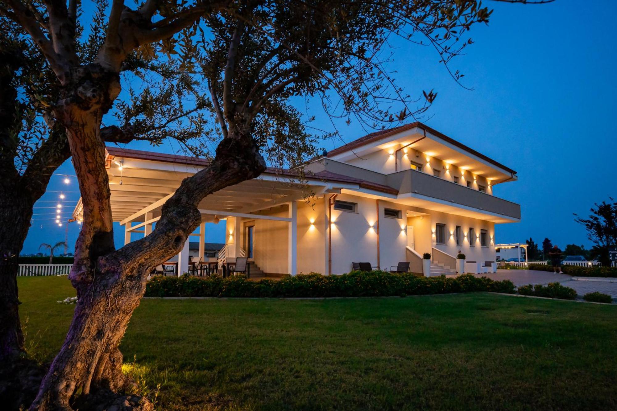 Villa Zefiro Suites & Events Battipaglia Bagian luar foto