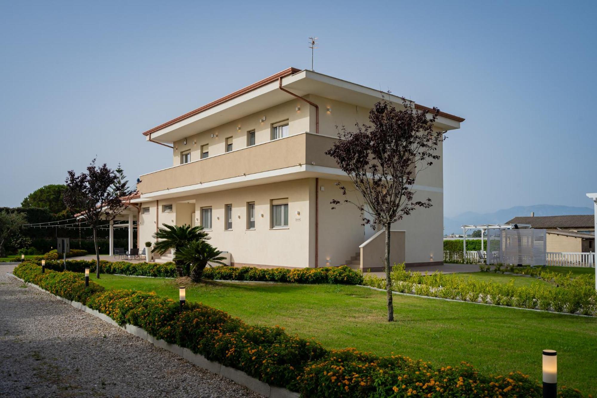 Villa Zefiro Suites & Events Battipaglia Bagian luar foto